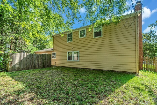 Building Photo - Fantastic 4 Bed 2.5 Bath Colonial Home Sou...
