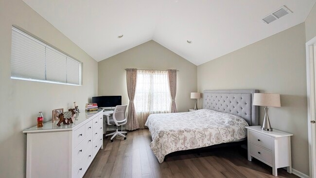 Building Photo - 30W001 Brayman Ct