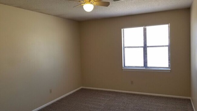 Building Photo - Spacious 2-Bed/1-Bath/1-Car Townhouse in P...