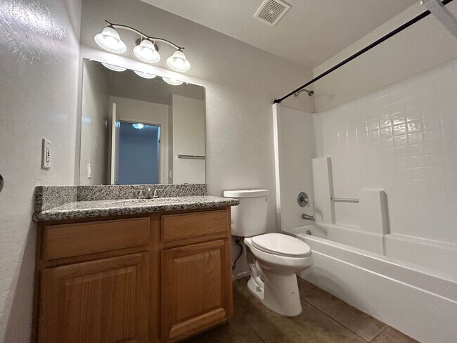 Building Photo - Bright 4Bdm 3Ba Goodyear home