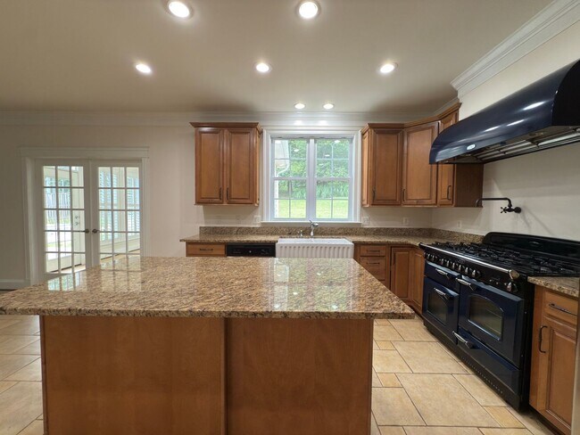 Building Photo - Spacious 4 Bed 5.5 Bath Home in Annandale,...