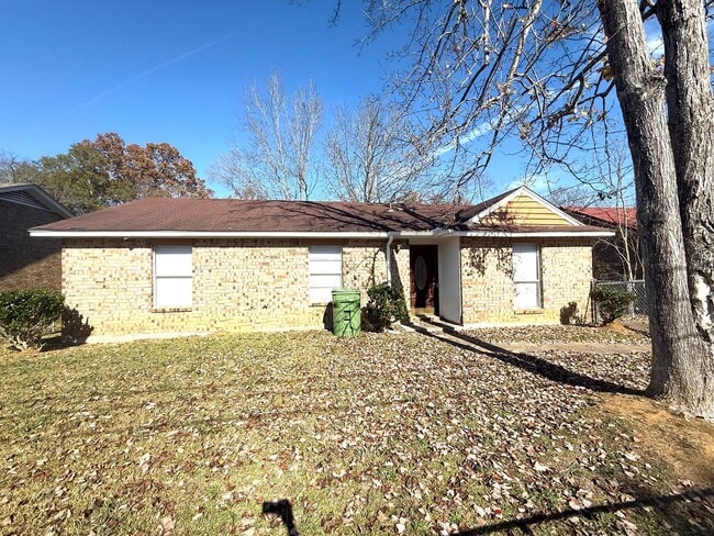 Primary Photo - ** 3 Bed 2 Bath located in Regency Park ** call 334-366-9198 to schedule a self showing
