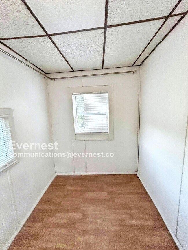 Building Photo - 2 Bed/1 Bath Townhome with Balcony / Pet-Friendly / Vouchers Accepted / Available Soon!