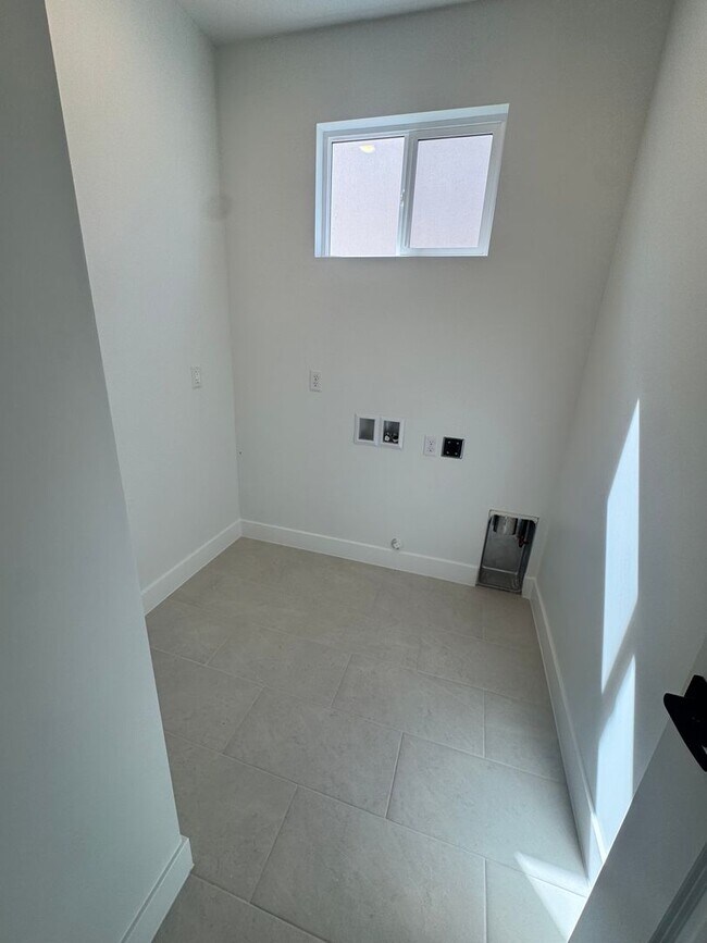 Building Photo - Brand New LARGE S&S Home!!