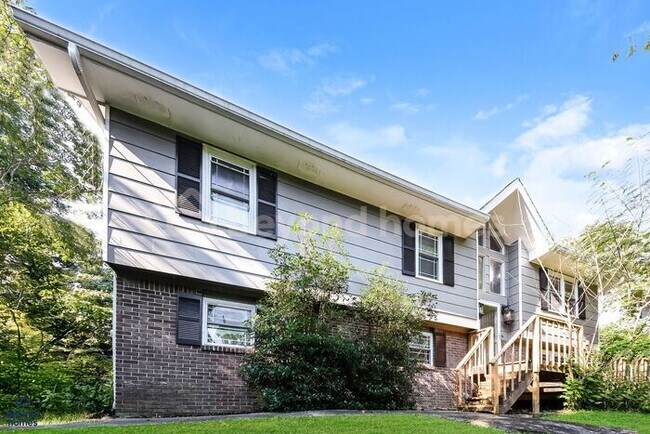 Building Photo - Beautiful 3-Bed + Bonus Room Home - Minutes from Downtown Chattanooga!