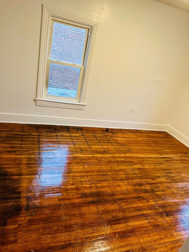 Building Photo - 656 Linden Ave
