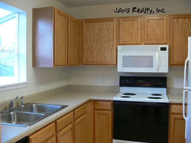 Building Photo - Fabulous Dual-Suite Red Hawk Town-home w/G...