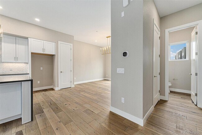 Building Photo - 2323 Lakeshore Ln