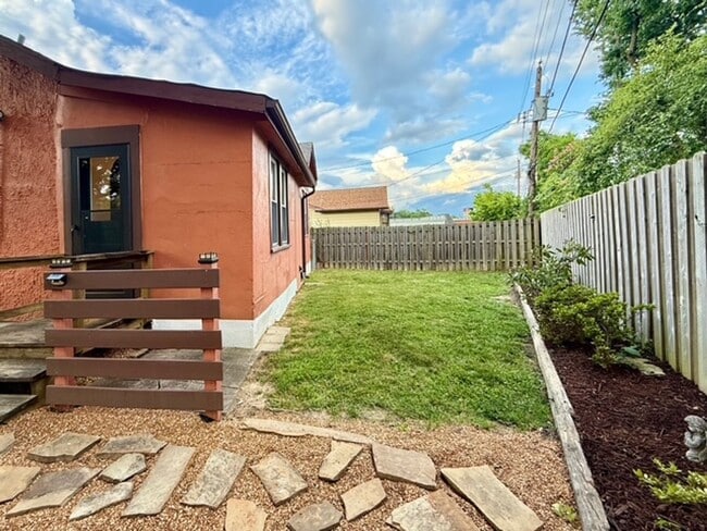 Building Photo - **Charming home in Lindbergh School Distri...