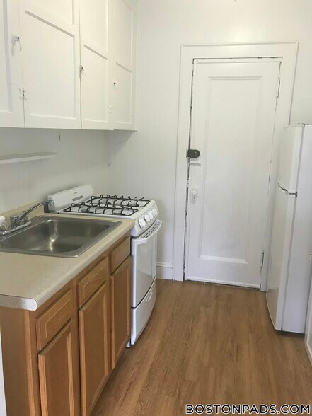 Building Photo - 2045 Commonwealth Ave