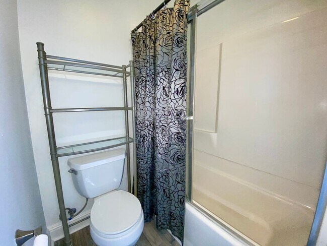 Building Photo - Spacious Two Bedroom featuring Ensuite Bathrooms! TWO ASSIGNED PARKING SPACES! Air Conditioning I...