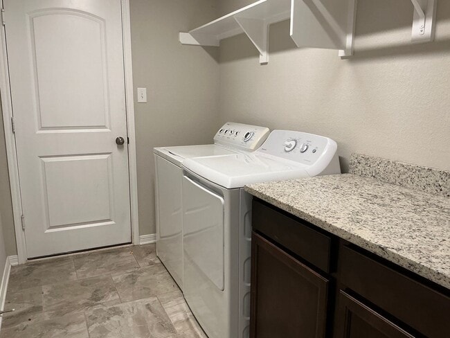 Building Photo - AVAILABLE NOW! 4-Bed 3-bath in Creek Meadows