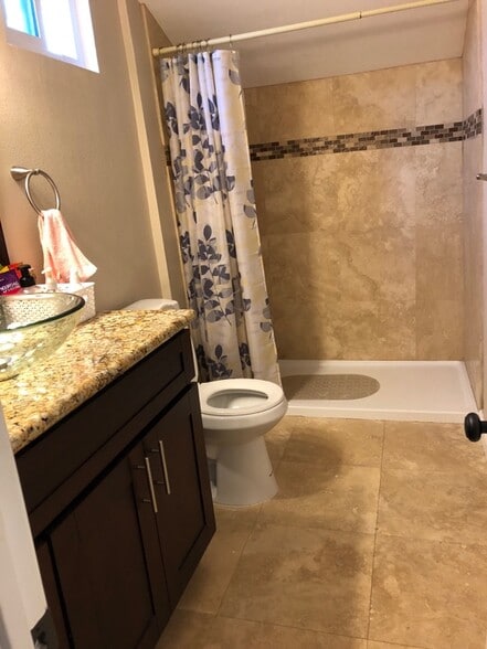 Building Photo - 520 Manzanita St