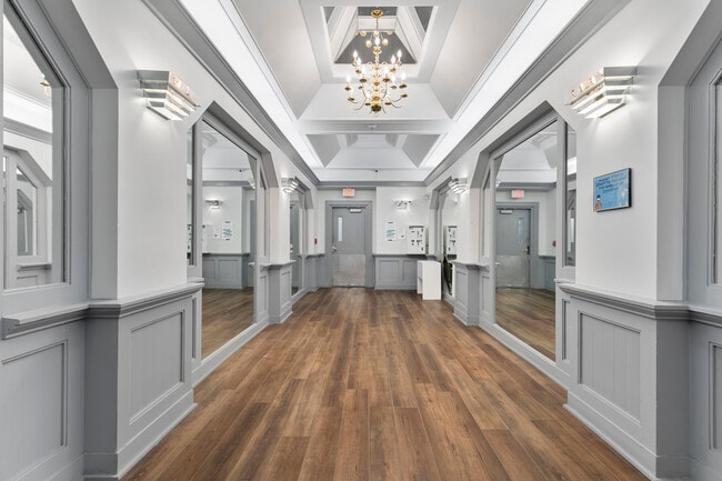 Building Photo - 196 Crown St