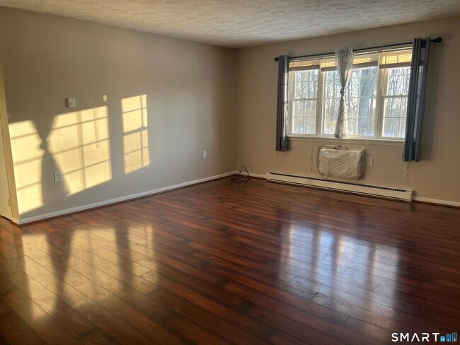 Building Photo - 105 Horse Pond Rd