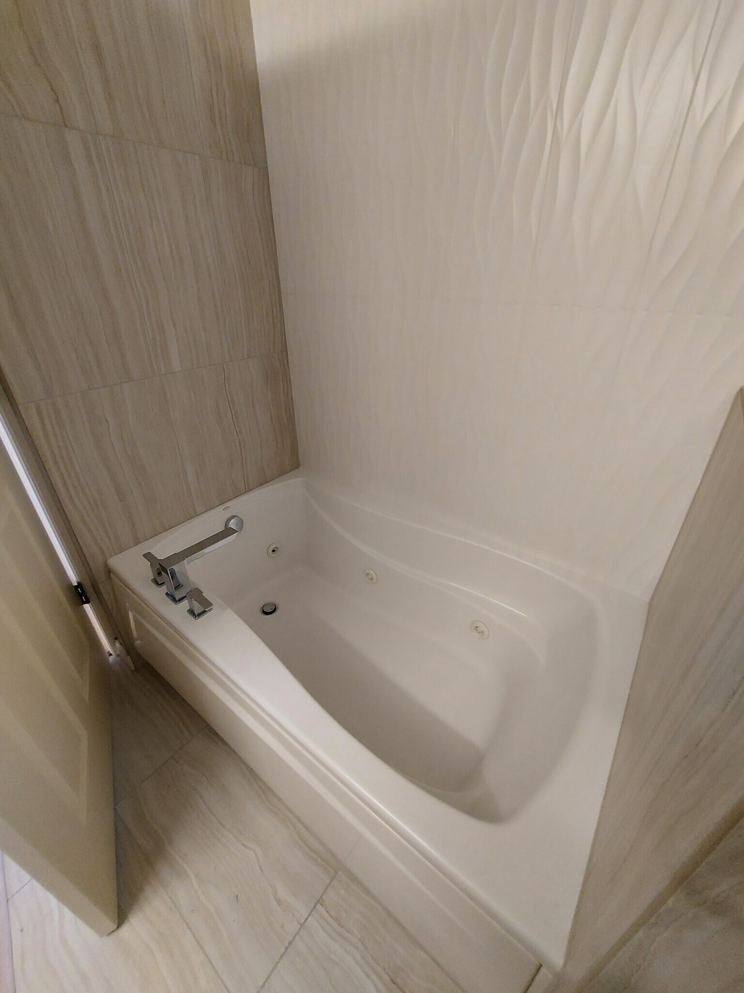 Jetted Tub in Owner Bathroom - 500 E Grant St