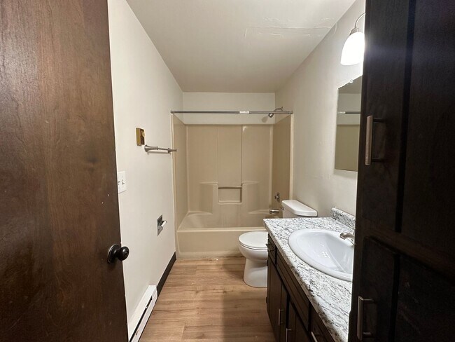 Building Photo - Noble Estates ||