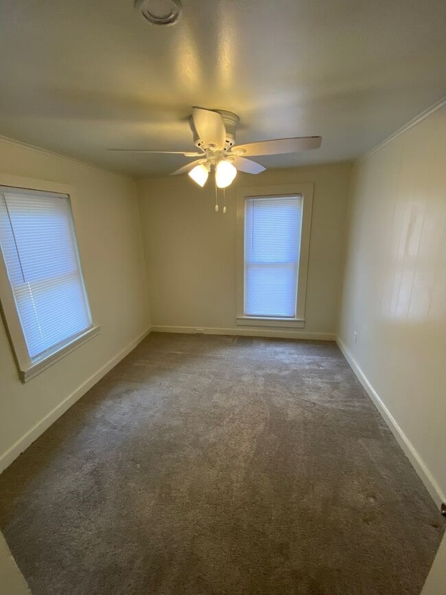 Building Photo - 2 Bedroom House Basement & Garage - Fenced...