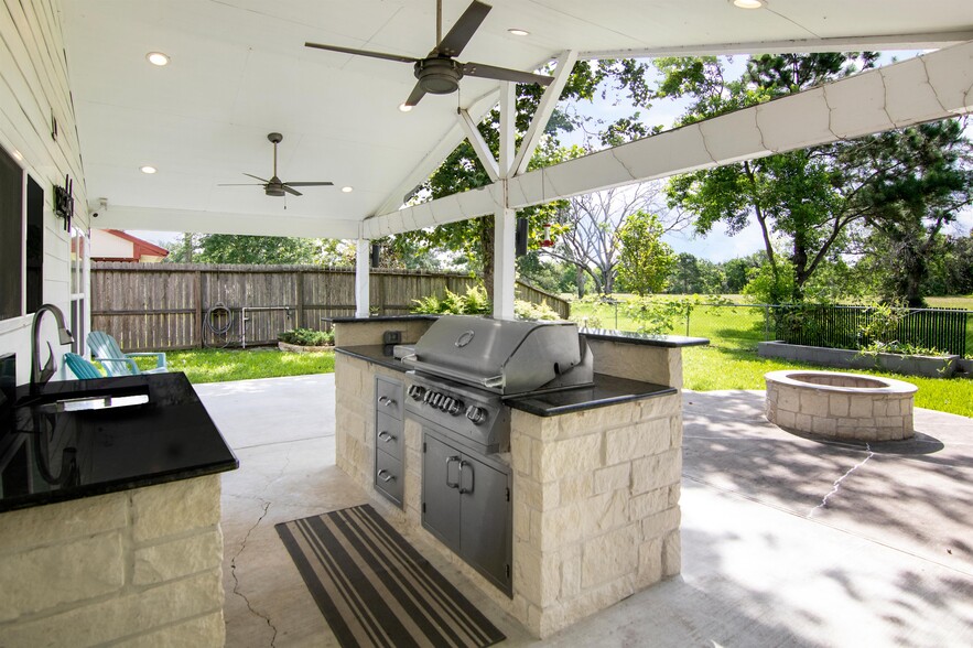 Building Photo - 255 E Castle Harbour Dr