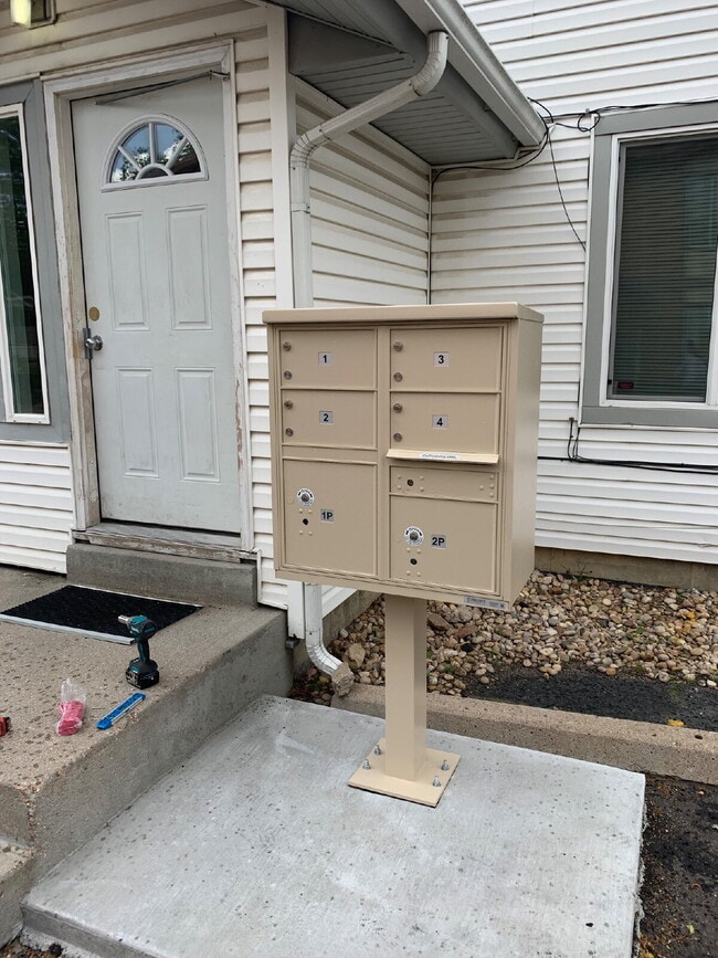 Building Photo - One Free Month! – 2 Bed / 1 Bath Condo – Utilities Included