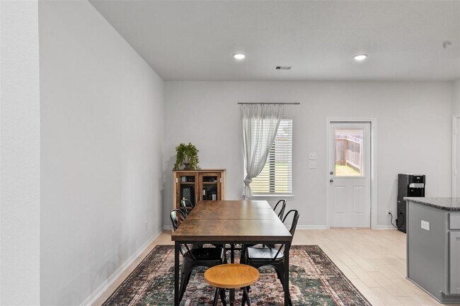 Building Photo - 5872 Strawflower Ln