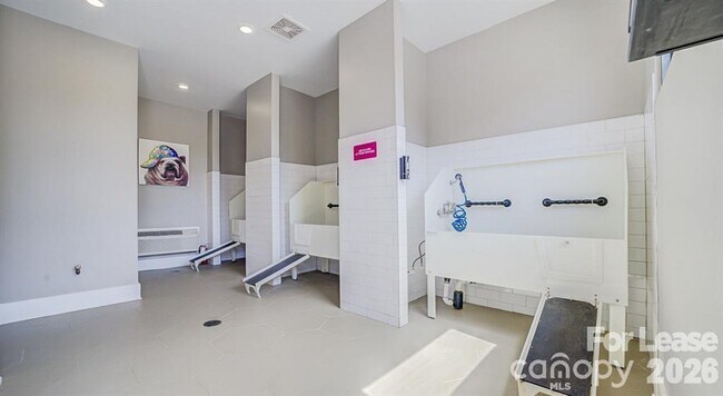 Building Photo - 16408 Holly Crest Ln