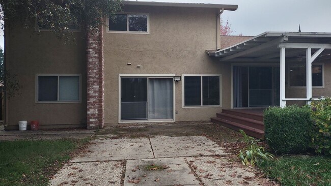 Building Photo - 1617 Oakview Dr