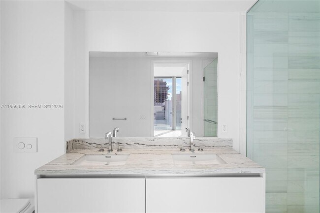 Building Photo - 700 NE 26th Terrace