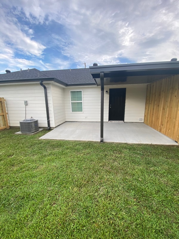 Building Photo - 136 Duplantis St