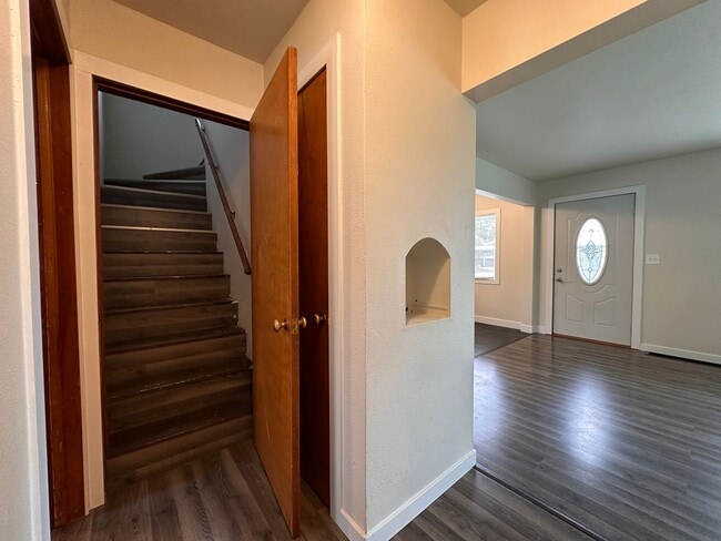 Building Photo - Recently Renovated Single Family Home Avai...