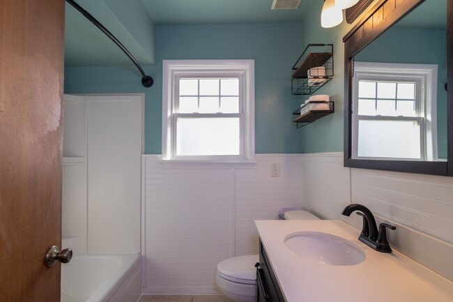 Building Photo - 5 Bed 2 Bath Home Available in Spokane Val...