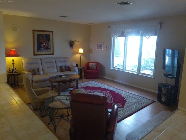 Building Photo - Entertainers Delight Beautiful Pool home Available May 12 to Sept 15, 2026