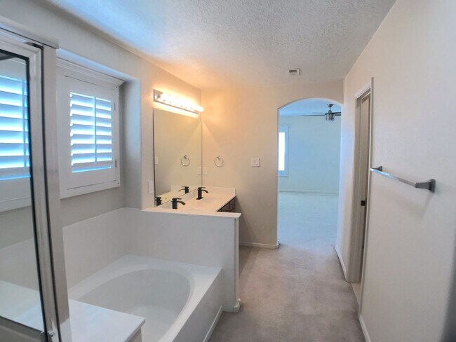 Building Photo - Don't Miss Out! Spacious 3 Bed, 2.5 Bath Home in Los Lunas – Open Layout & Prime Location