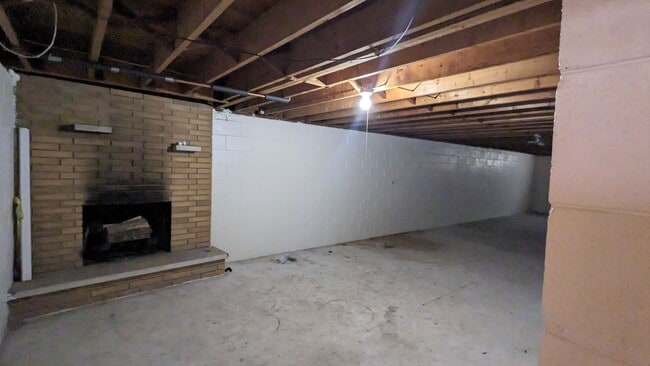 Building Photo - 3555 Chippewa Dr