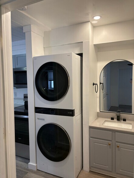 Building Photo - 150 N Main St