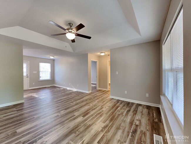 Building Photo - 2425 Saluda Dr
