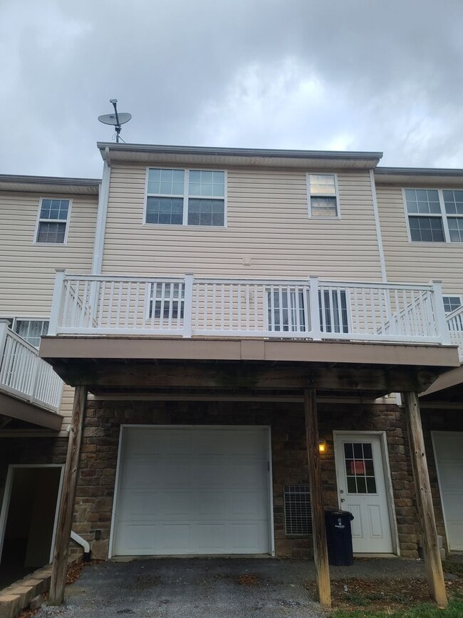 Building Photo - 3 Bedroom 2 1/2 bath Townhome for Rent in Waynesboro