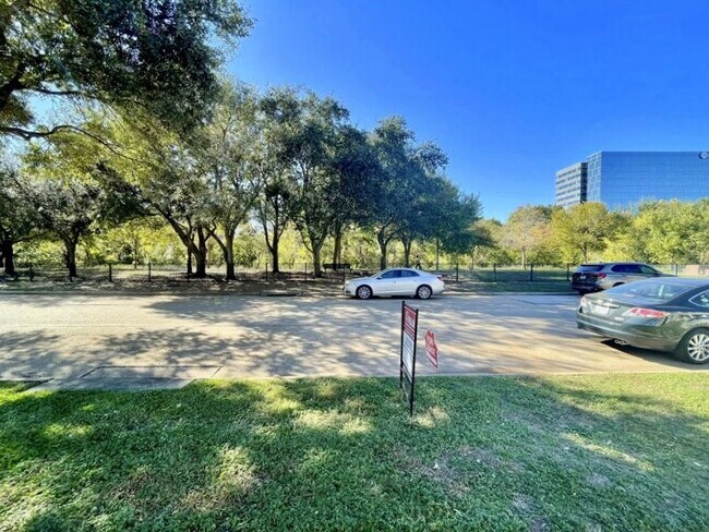 Building Photo - 752 Memorial Mews St