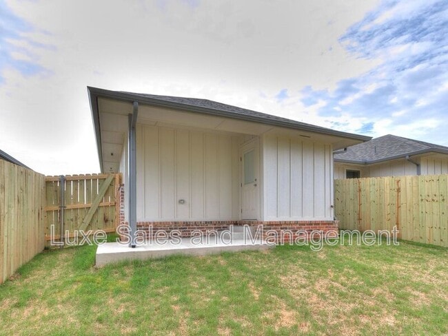 Building Photo - 3703 N Divis Ave