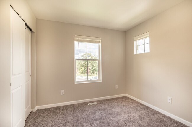 Building Photo - Newer 4 bdrm plus Flex Room Home In Town