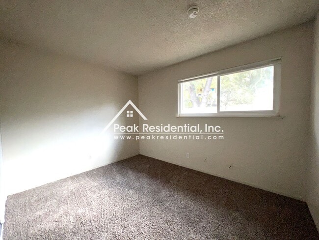 Building Photo - Charming 2 bd/1 ba Citrus Heights Duplex!