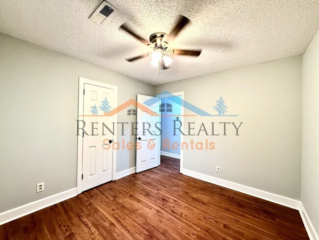 Building Photo - 2105 Epworth Dr NE