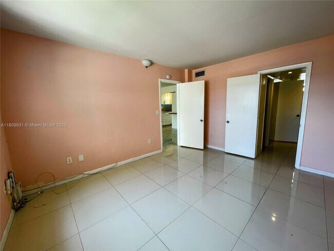 Building Photo - 2859 Leonard Dr