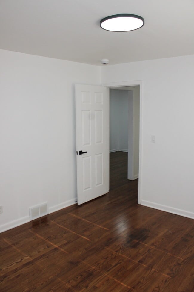 Building Photo - Cozy 2-bedroom, 1-bath home with vanity located in Independence, MO