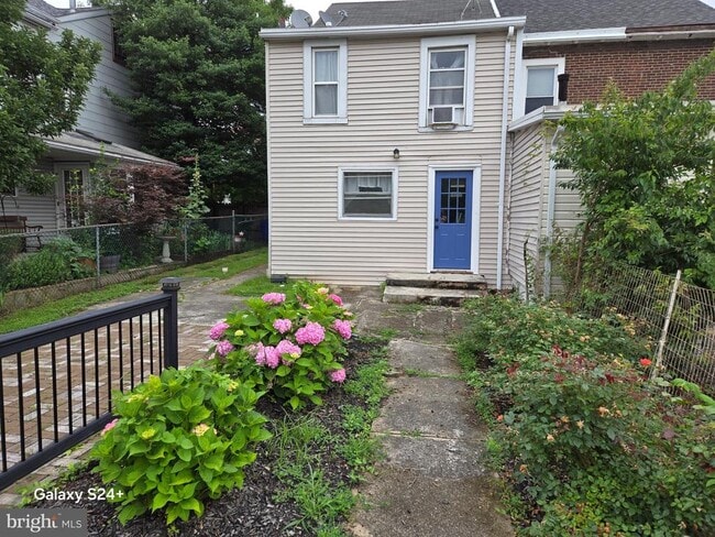 Building Photo - 462 New Elm St