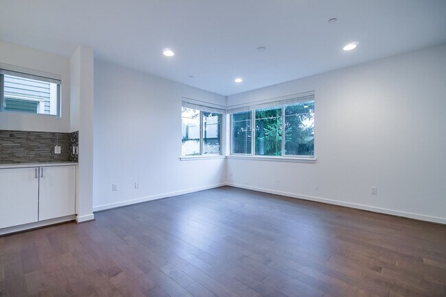 Building Photo - 2Bd/2.5Ba Bellevue Townhouse
