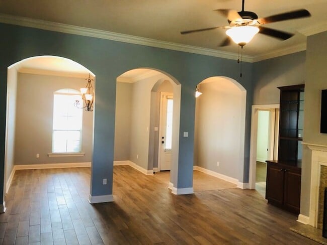 Building Photo - $250 OFF MOVE IN SPECIAL-TURTLE CREEK-GATED-BENTON-BEAUTIFUL HOME-NEAR CYPRESS BLACK BAYOU
