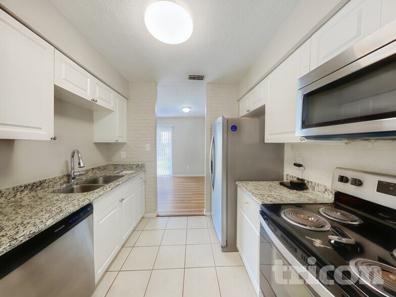 Building Photo - 2704 Manor Hill Drive Brandon FL