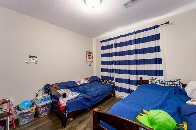 Building Photo - 1827 E 69th Ct N