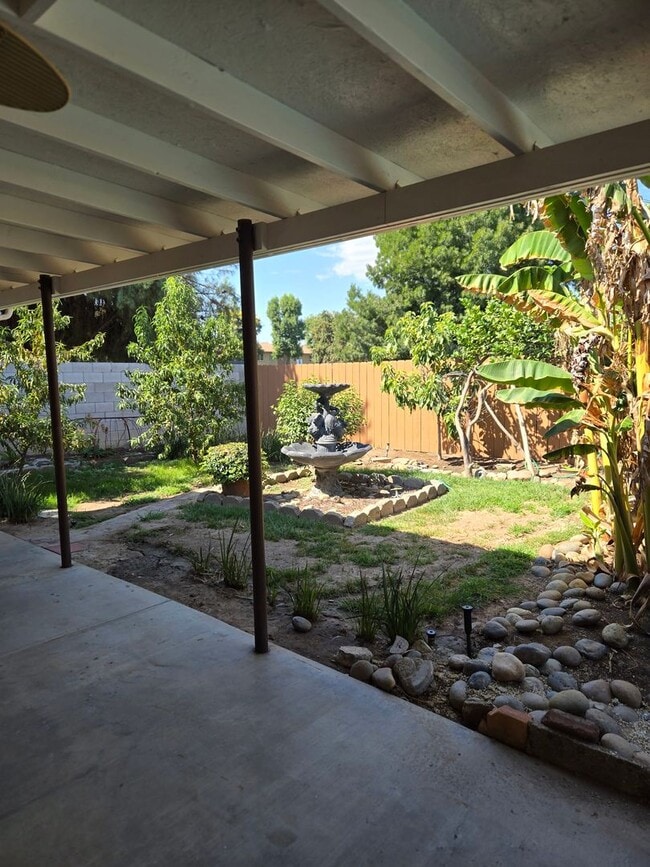 Building Photo - Three bedroom, fresh paint and pool!